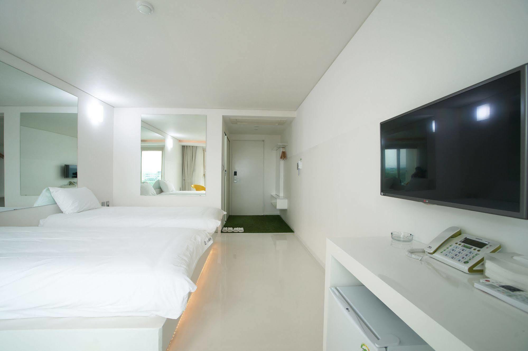 Hotel Ciel Bleu Jeju Bagian luar foto